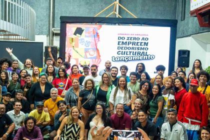 Grupo de pessoas em evento sobre empreendedorismo cultural em Manaus.