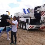 Guindaste Terrex sendo decorado com fantasia de boi para o Festival de Parintins, evento cultural do Brasil.