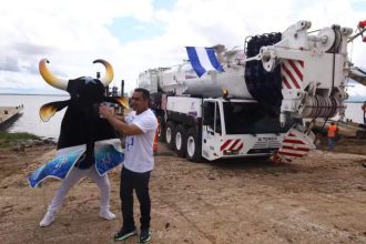 Guindaste Terrex sendo decorado com fantasia de boi para o Festival de Parintins, evento cultural do Brasil.