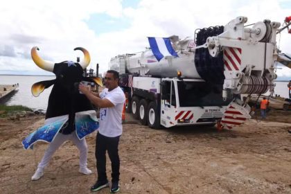 Guindaste Terrex sendo decorado com fantasia de boi para o Festival de Parintins, evento cultural do Brasil.