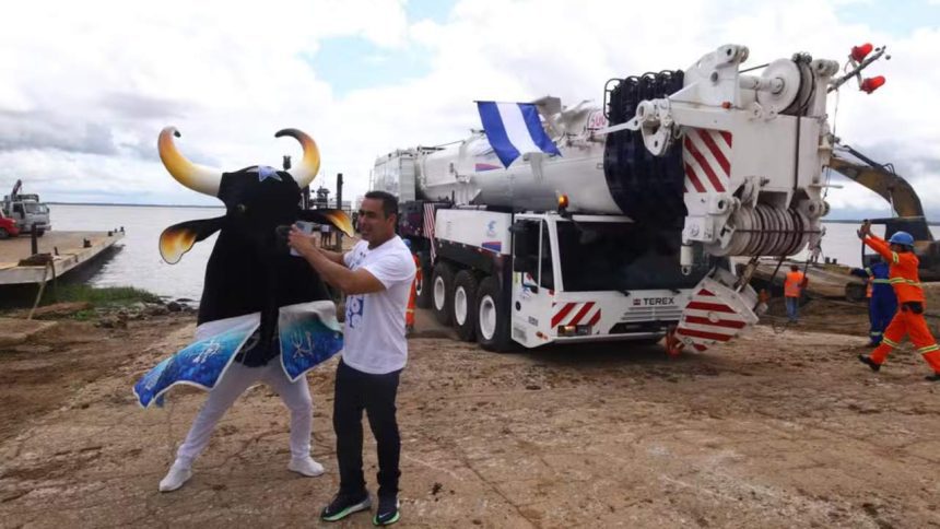 Guindaste Terrex sendo decorado com fantasia de boi para o Festival de Parintins, evento cultural do Brasil.