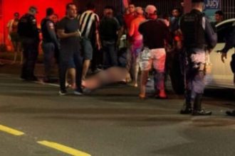 Homem baleado em frente a lanchonete após confusão generalizada.