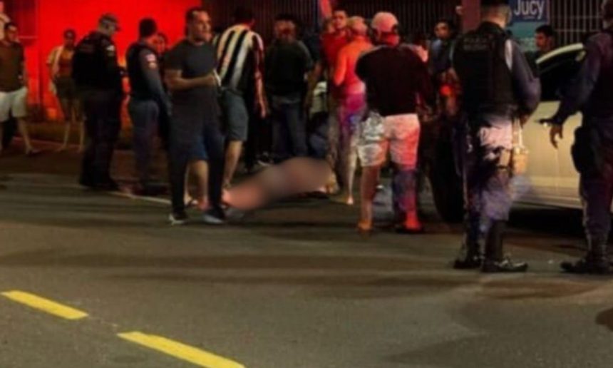 Homem baleado em frente a lanchonete após confusão generalizada.