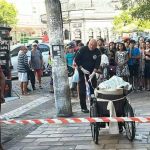Homem é liberado após prestar depoimento na DEHS em cena com viatura e público.