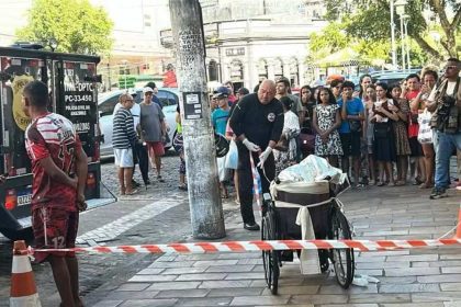 Homem é liberado após prestar depoimento na DEHS em cena com viatura e público.