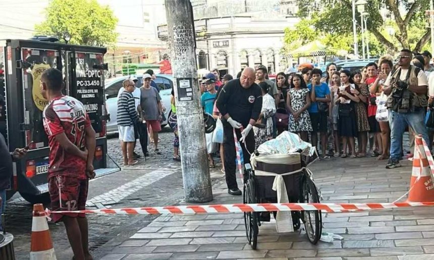Homem é liberado após prestar depoimento na DEHS em cena com viatura e público.