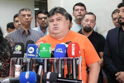 Homem fala em coletiva de imprensa sobre novo concurso público da CMM.