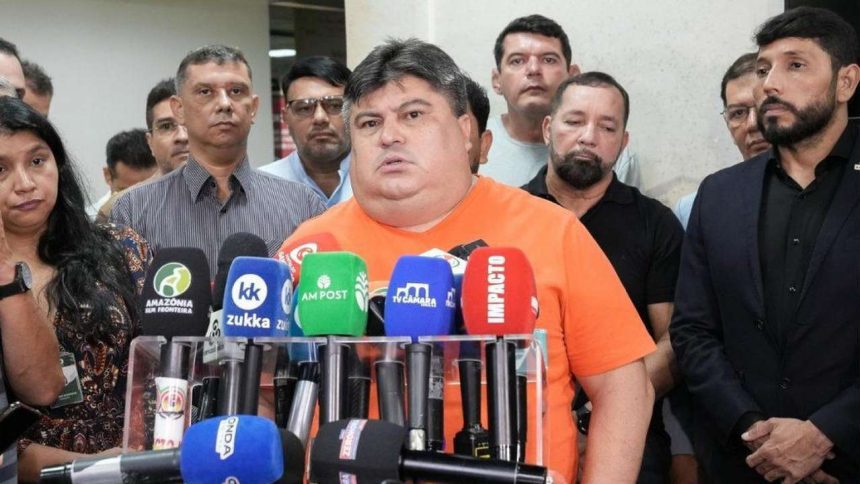 Homem fala em coletiva de imprensa sobre novo concurso público da CMM.