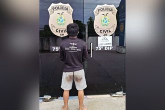 Homem preso em frente à delegacia, acusado de estupro e violência doméstica.