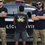 Homem preso por assédio a menor em São Paulo de Olivença, Amazonas. Policiais em frente a viatura.