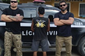 Homem preso por assédio a menor em São Paulo de Olivença, Amazonas. Policiais em frente a viatura.