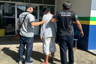 Homem sendo preso por policiais civis em Parintins, Amazonas.