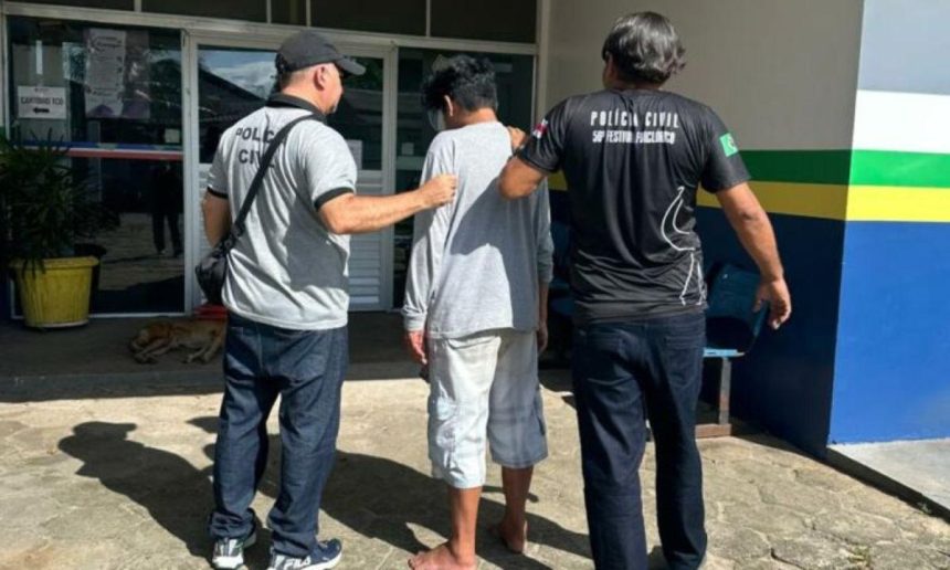 Homem sendo preso por policiais civis em Parintins, Amazonas.