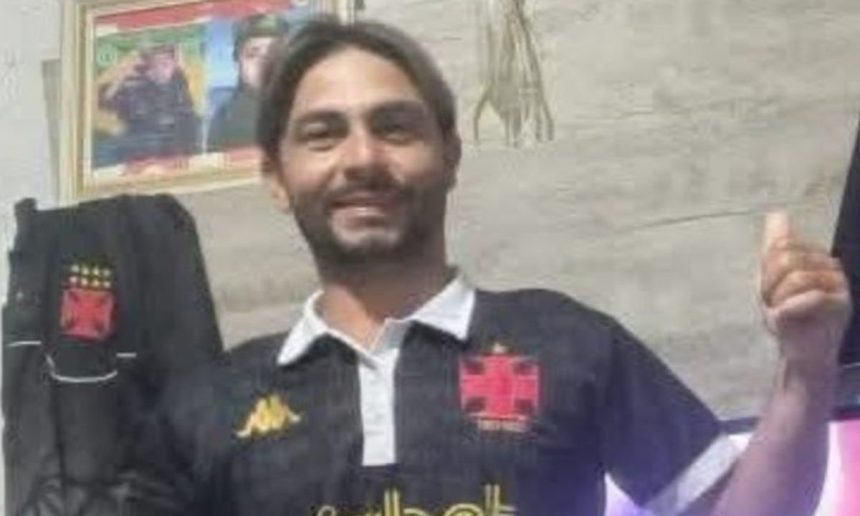 Homem sorrindo com camisa do Vasco, possivelmente Juninho, vÃtima de assassinato.