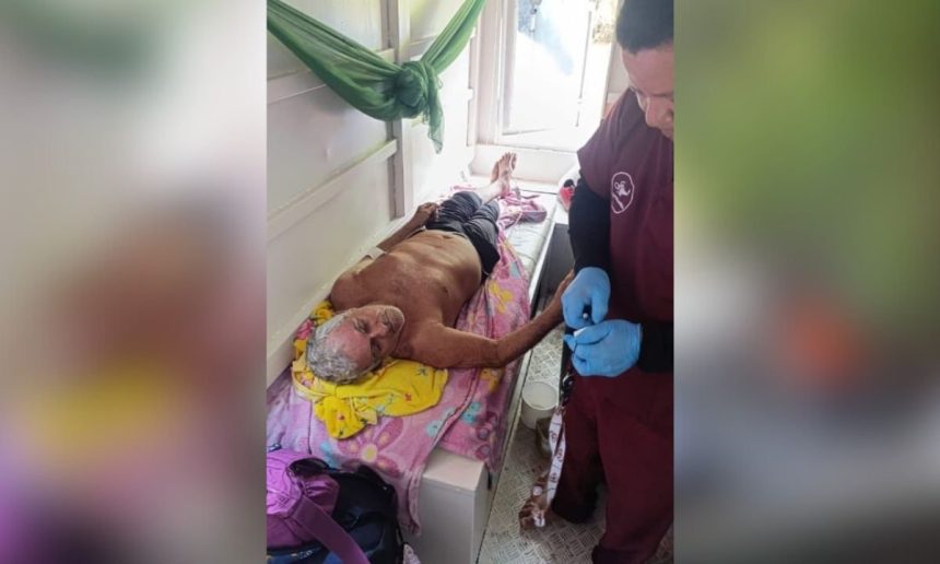Idoso recebendo cuidados médicos após ser encontrado em Atalaia do Norte.