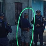 Idoso suspeito de ligação elétrica ilegal é abordado por policiais em Manaus.