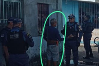 Idoso suspeito de ligação elétrica ilegal é abordado por policiais em Manaus.