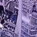 Imagens de câmeras de segurança mostram duas mulheres furtando em drogaria em Manaus.