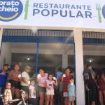 Inauguração do Restaurante Popular Prato Cheio do Mauazinho, com pessoas reunidas.