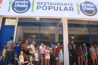 Inauguração do Restaurante Popular Prato Cheio do Mauazinho, com pessoas reunidas.