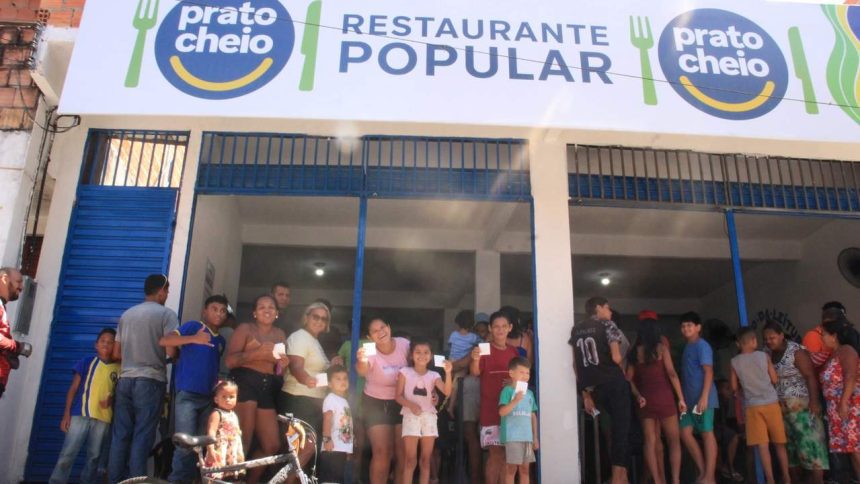 Inauguração do Restaurante Popular Prato Cheio do Mauazinho, com pessoas reunidas.