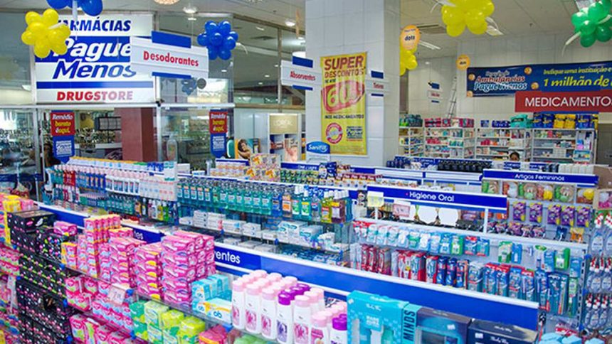 Interior de farmácia Pague Menos em Manaus, com prateleiras de produtos e banners promocionais.