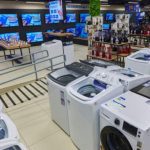 Interior de loja Casas Bahia com lava-roupas e eletrônicos em exposição.