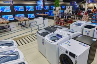 Interior de loja Casas Bahia com lava-roupas e eletrônicos em exposição.