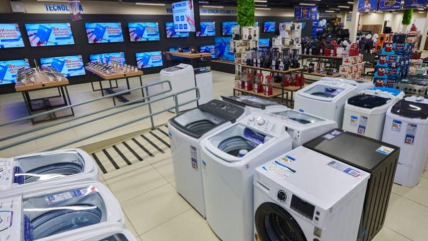 Interior de loja Casas Bahia com lava-roupas e eletrônicos em exposição.