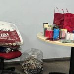 Itens apreendidos em flagrante de fraude: cosméticos, bolsas e roupas
