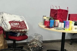 Itens apreendidos em flagrante de fraude: cosméticos, bolsas e roupas