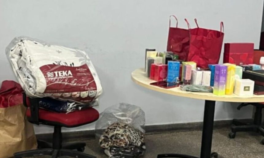 Itens apreendidos em flagrante de fraude: cosméticos, bolsas e roupas