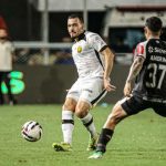 Jogadores de futebol em campo durante partida do Amazonas FC contra o Athletic-MG