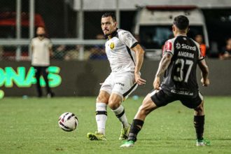 Jogadores de futebol em campo durante partida do Amazonas FC contra o Athletic-MG