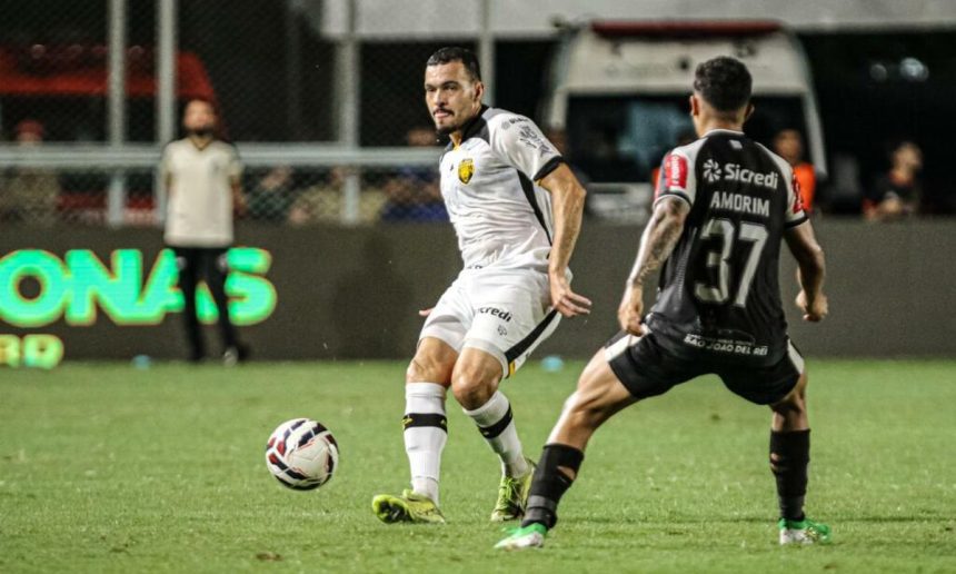 Jogadores de futebol em campo durante partida do Amazonas FC contra o Athletic-MG
