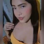 Jovem Samara Mello, sorrindo, em ambiente interno.