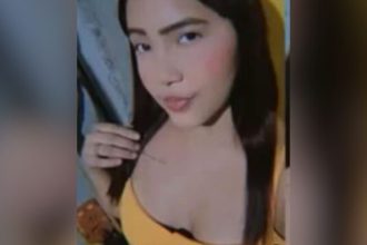 Jovem Samara Mello, sorrindo, em ambiente interno.