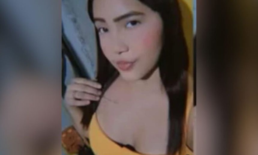 Jovem Samara Mello, sorrindo, em ambiente interno.