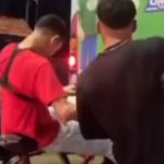 Jovens pegam carona perigosa em ônibus em Manaus.