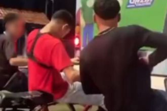 Jovens pegam carona perigosa em ônibus em Manaus.