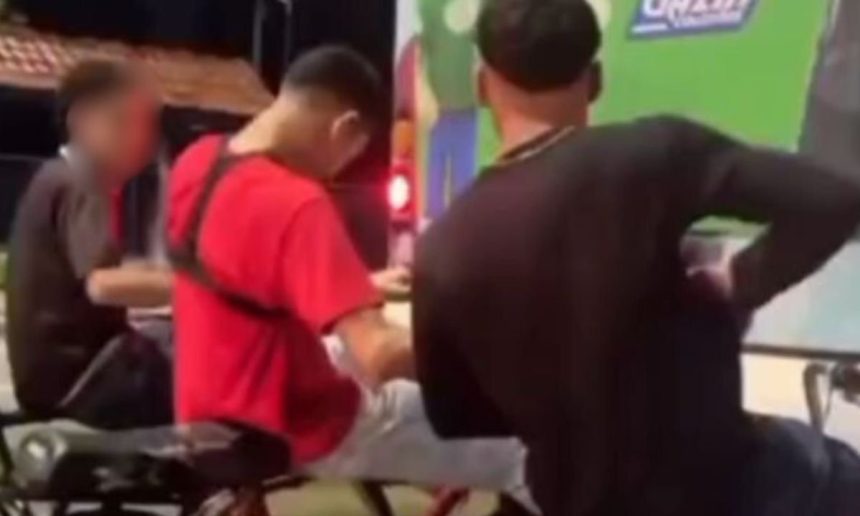 Jovens pegam carona perigosa em ônibus em Manaus.