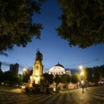 Largo São Sebastião em Manaus, com o Teatro Amazonas ao fundo e a estátua iluminada