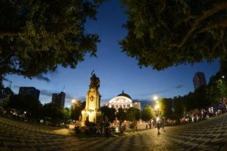 Largo São Sebastião em Manaus, com o Teatro Amazonas ao fundo e a estátua iluminada
