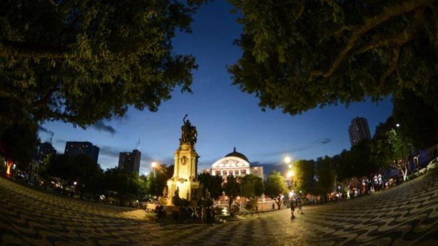 Largo São Sebastião em Manaus, com o Teatro Amazonas ao fundo e a estátua iluminada