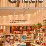 Loja da Natura com produtos de beleza e um cartaz de Dia dos Pais.