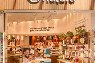 Loja da Natura com produtos de beleza e um cartaz de Dia dos Pais.