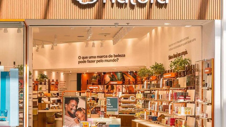 Loja da Natura com produtos de beleza e um cartaz de Dia dos Pais.
