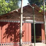 Maloca indígena no Bosque da Ciência, com arquitetura tradicional e elementos decorativos.