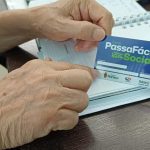 Mãos segurando cartão PassaFácil Social em Manaus, Brasil.
