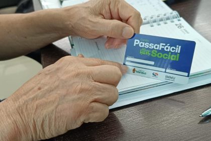 Mãos segurando cartão PassaFácil Social em Manaus, Brasil.